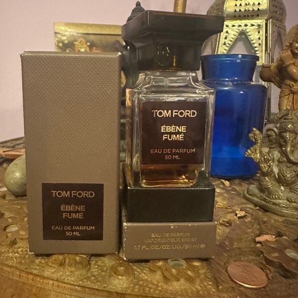 Tom Ford Ébène Fumé Eau de Parfum in Black and Gold - Picture 4 of 8